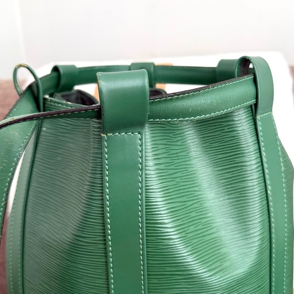 green louis vuitton backpack Discovery Leather GM  The Lady Bag Fashioned from virgil ablohs new taurillon illusion leather Louis Vuitton Limited Grey Titanium